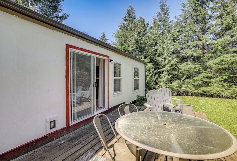 Glacier Home W/ Deck   18 Mi To Mt Baker Ski Area!