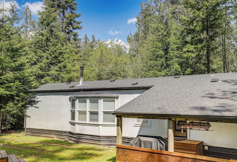 Glacier Home W/ Deck   18 Mi To Mt Baker Ski Area!