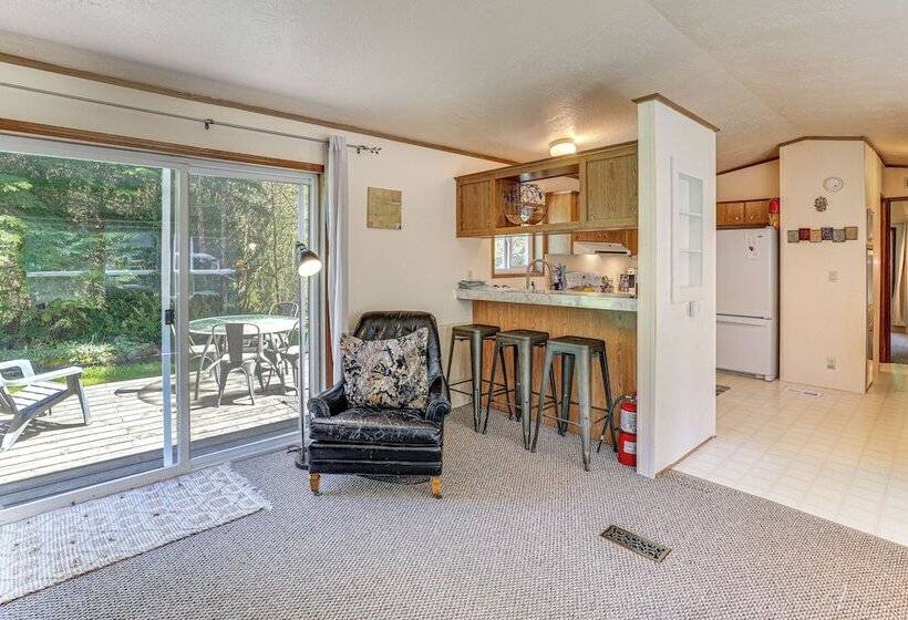 Glacier Home W/ Deck   18 Mi To Mt Baker Ski Area!