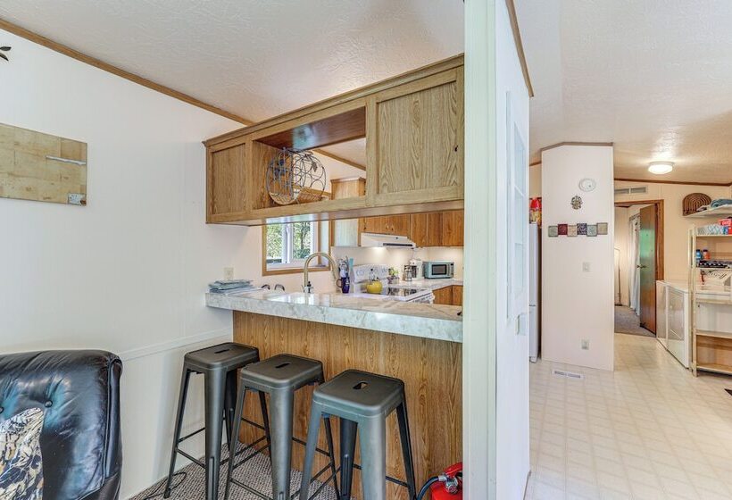 Glacier Home W/ Deck   18 Mi To Mt Baker Ski Area!