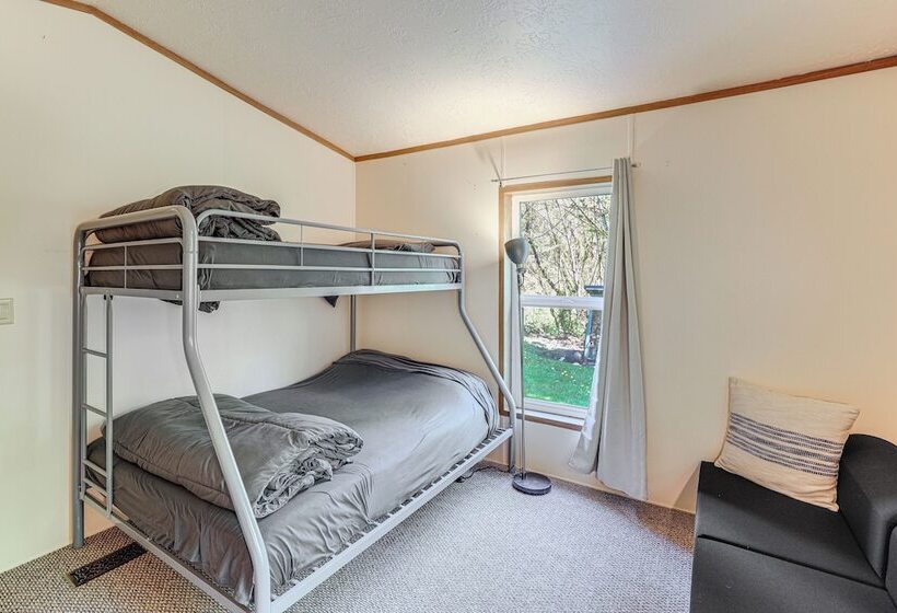 Glacier Home W/ Deck   18 Mi To Mt Baker Ski Area!