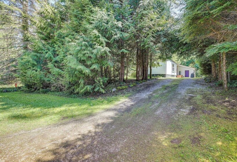 Glacier Home W/ Deck   18 Mi To Mt Baker Ski Area!