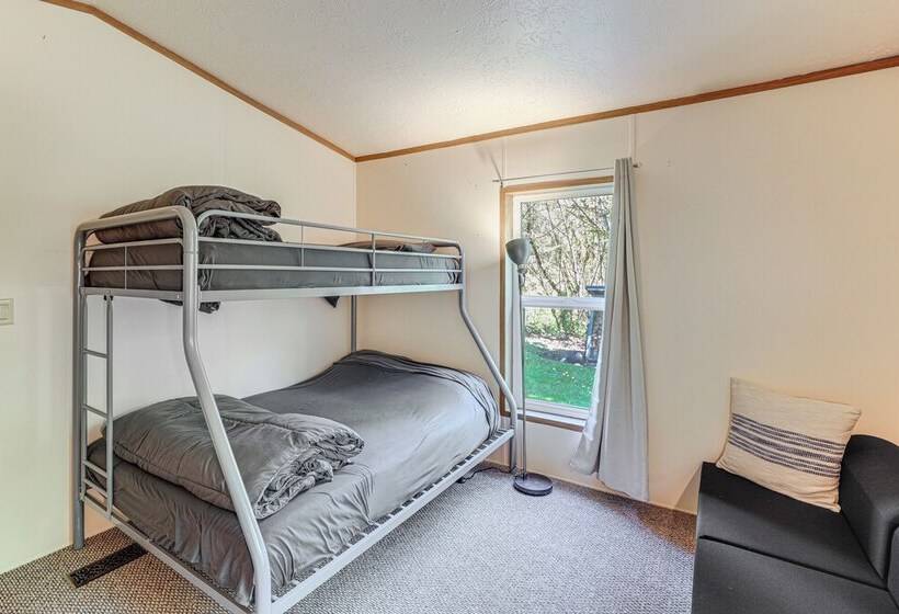 Glacier Home W/ Deck   18 Mi To Mt Baker Ski Area!