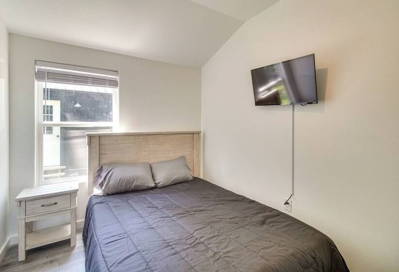 Close To Lake: Grove Cabin W/ Shared Fire Pit!