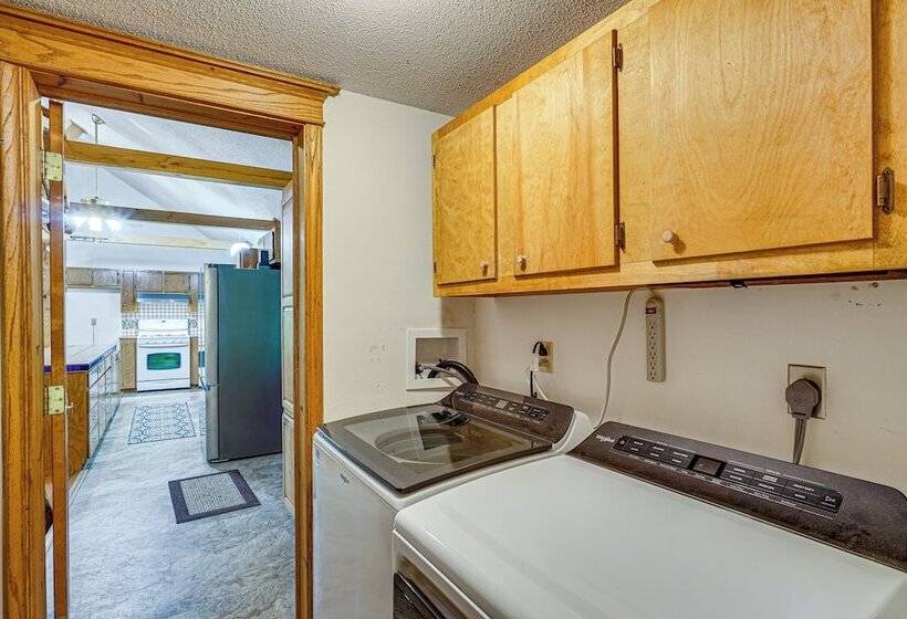 Historic Clark Cabin W/ Deck & Fishing Pond Access