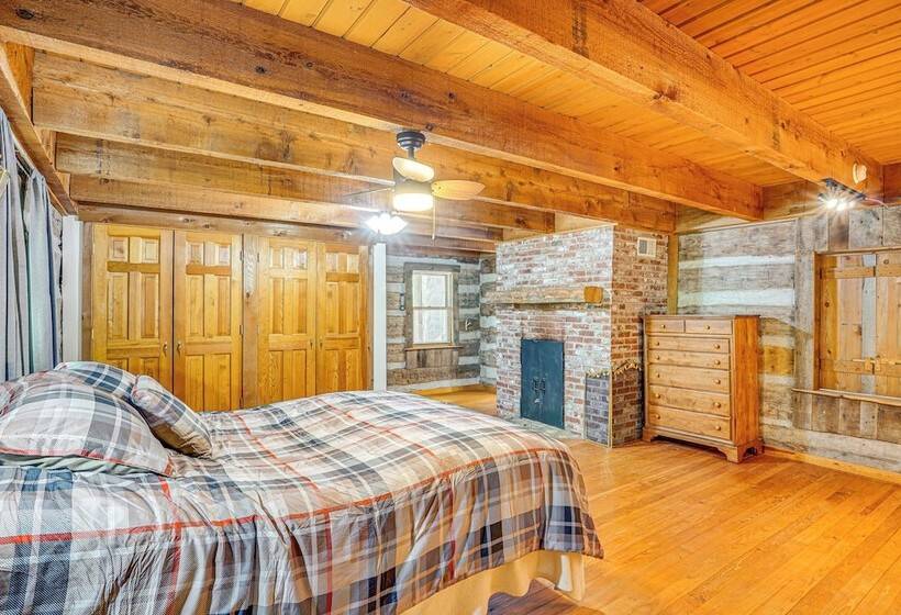 Historic Clark Cabin W/ Deck & Fishing Pond Access