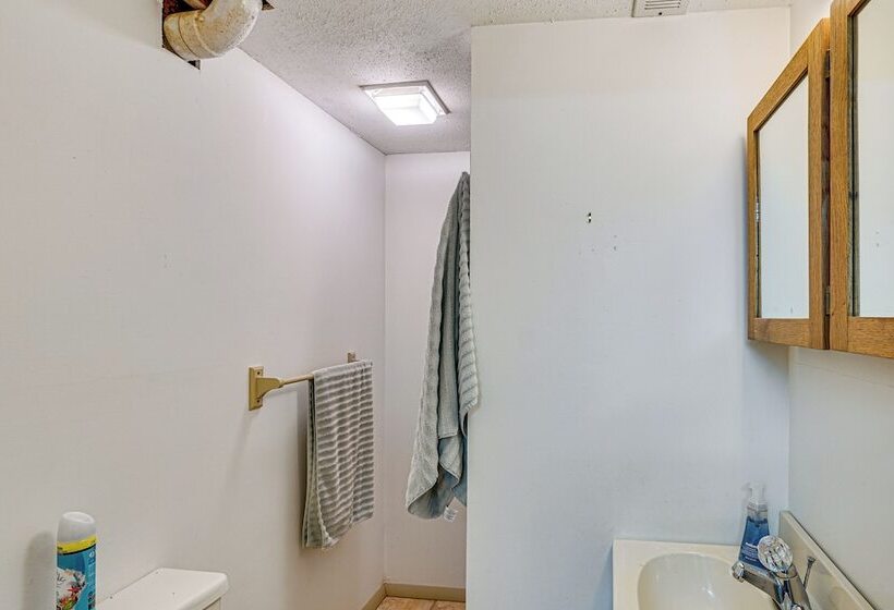 Historic Clark Cabin W/ Deck & Fishing Pond Access