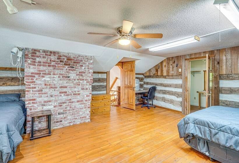 Historic Clark Cabin W/ Deck & Fishing Pond Access