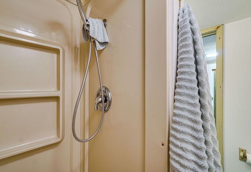 Historic Clark Cabin W/ Deck & Fishing Pond Access