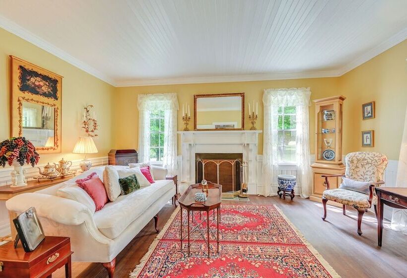 Historic Farmhouse ~ 15 Mi To Winston Salem