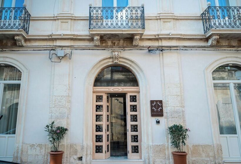 مسافرخانه Fortaleza Charme House