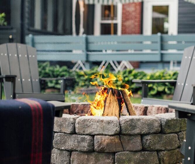 פונדק Silas House