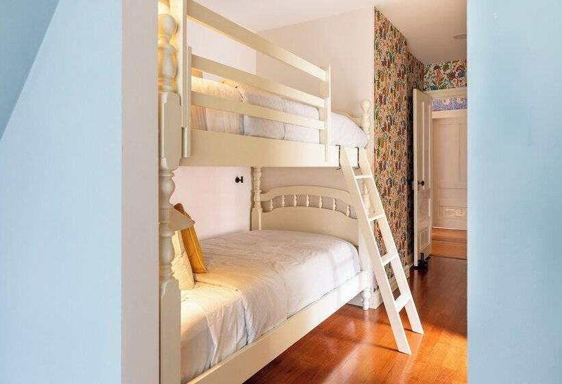 פונדק Silas House