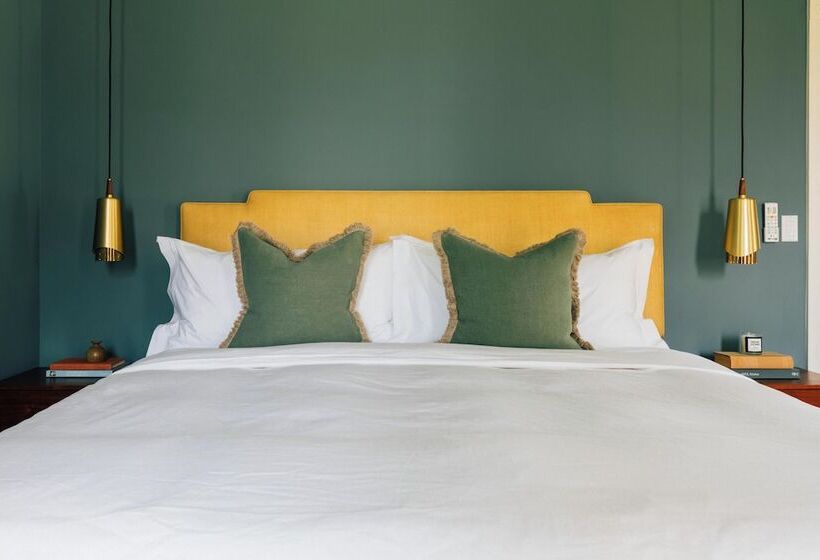 פונדק Silas House