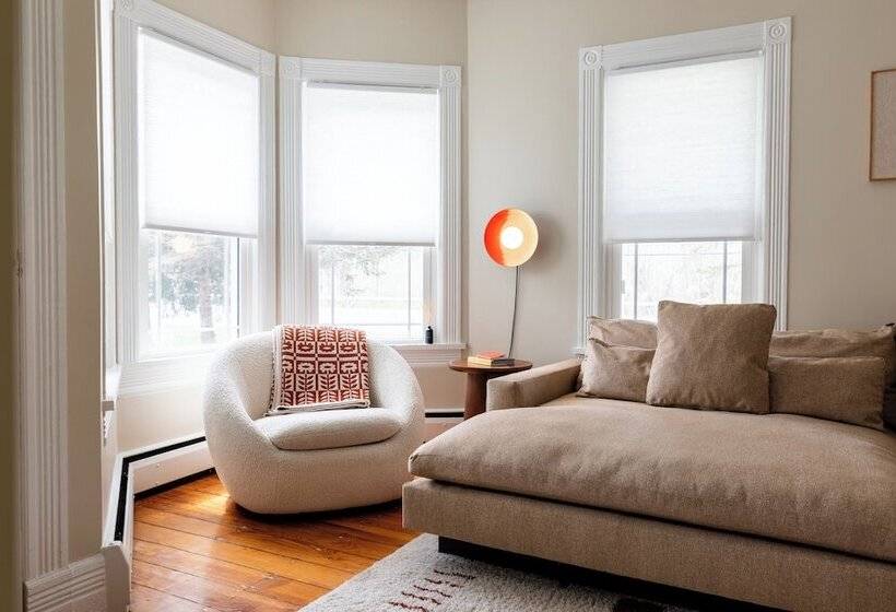 פונדק Silas House