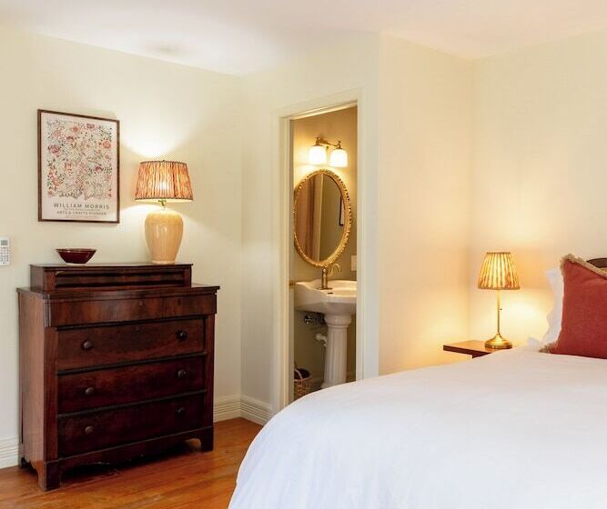 פונדק Silas House