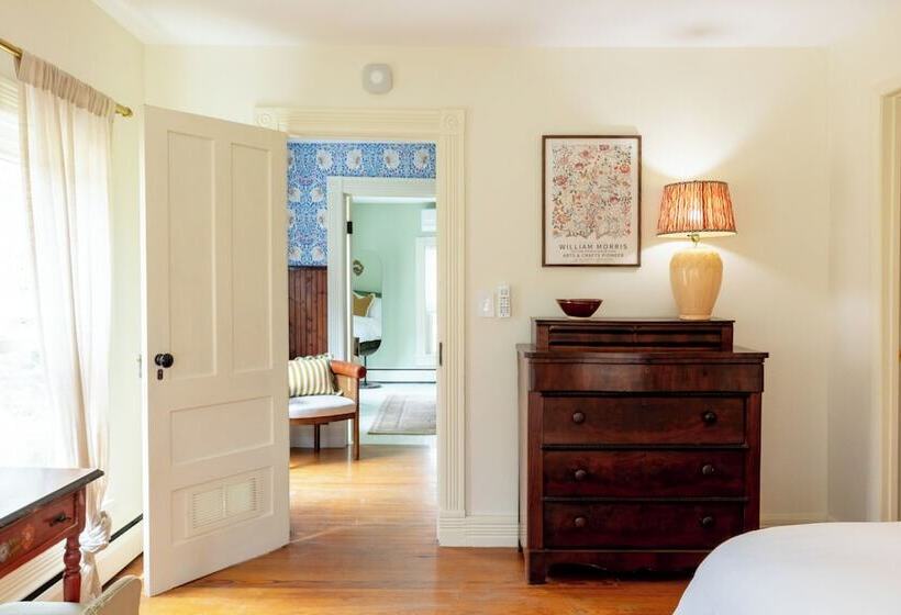 פונדק Silas House