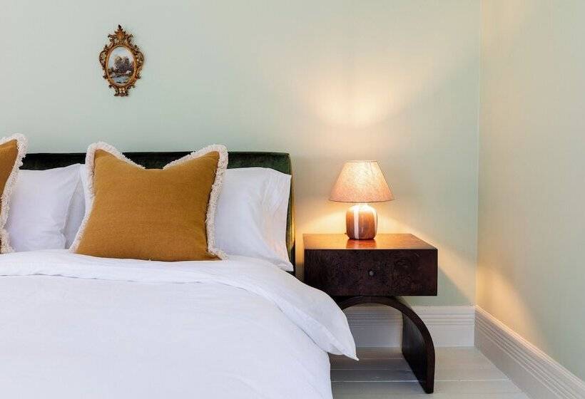 פונדק Silas House