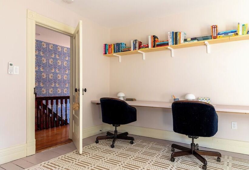 פונדק Silas House