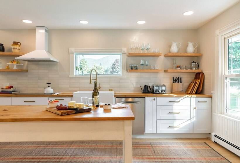 פונדק Silas House