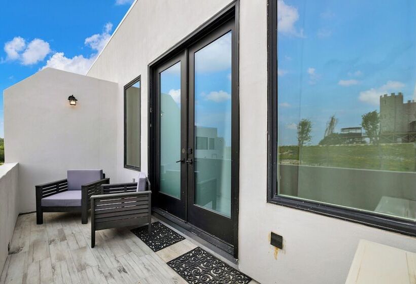 The Bentley Hotel   Coco Chanel Room   Pool View