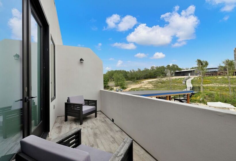 The Bentley Hotel   Sophia Loren Room   Pool View