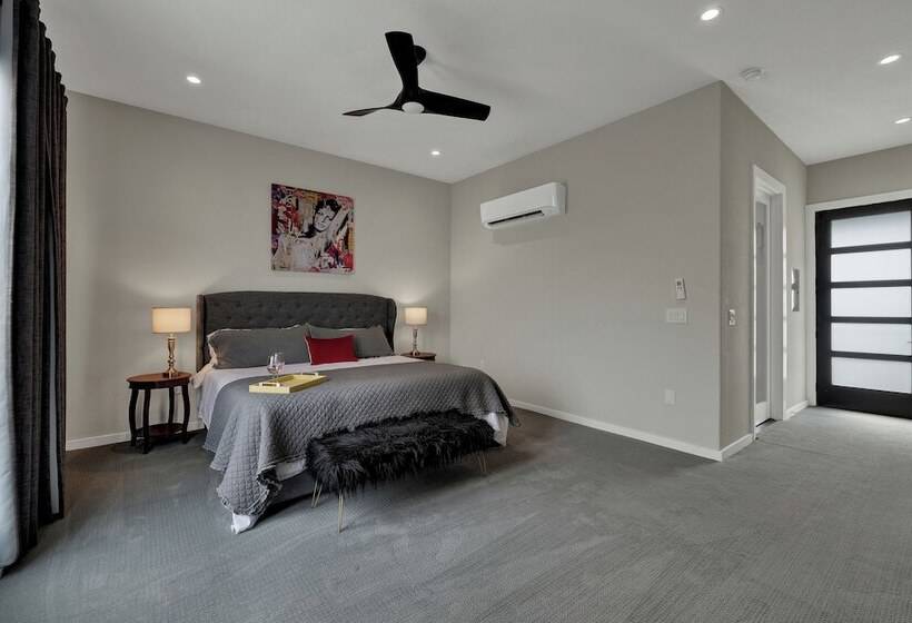 The Bentley Hotel   Sophia Loren Room   Pool View