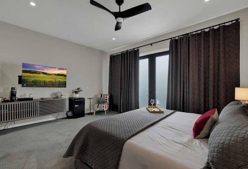 The Bentley Hotel   Sophia Loren Room   Pool View