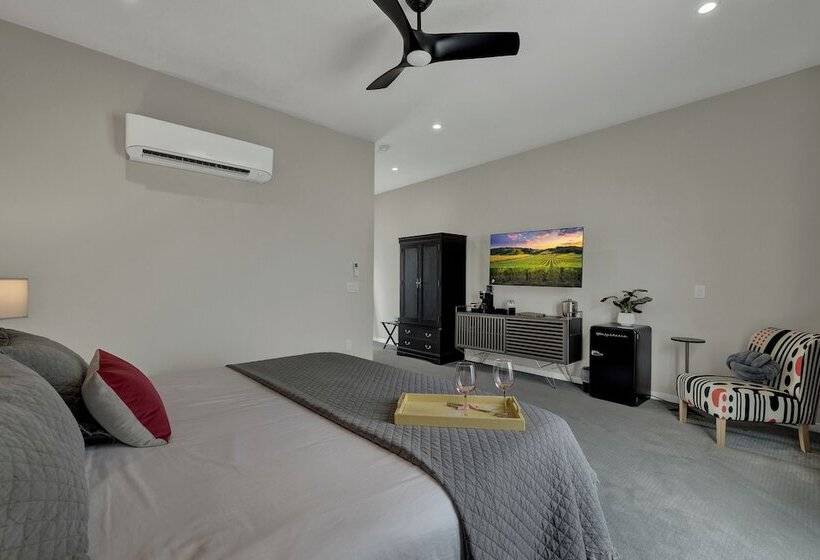 The Bentley Hotel   Sophia Loren Room   Pool View