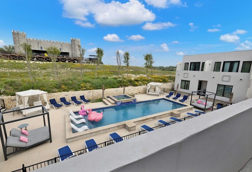 The Bentley Hotel   Sophia Loren Room   Pool View