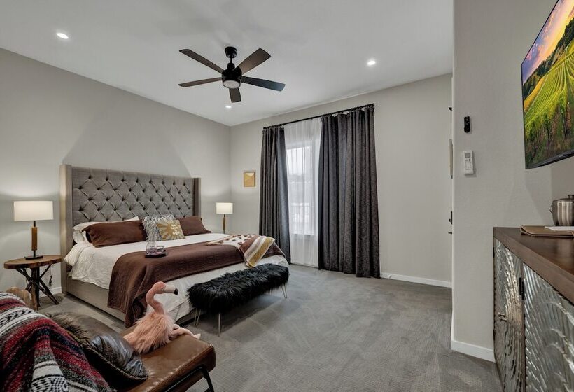 The Bentley Hotel   Clint Eastwood Room   Hill Country View