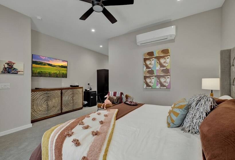 The Bentley Hotel   Clint Eastwood Room   Hill Country View