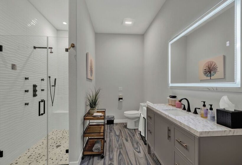 The Bentley Hotel   Clint Eastwood Room   Hill Country View