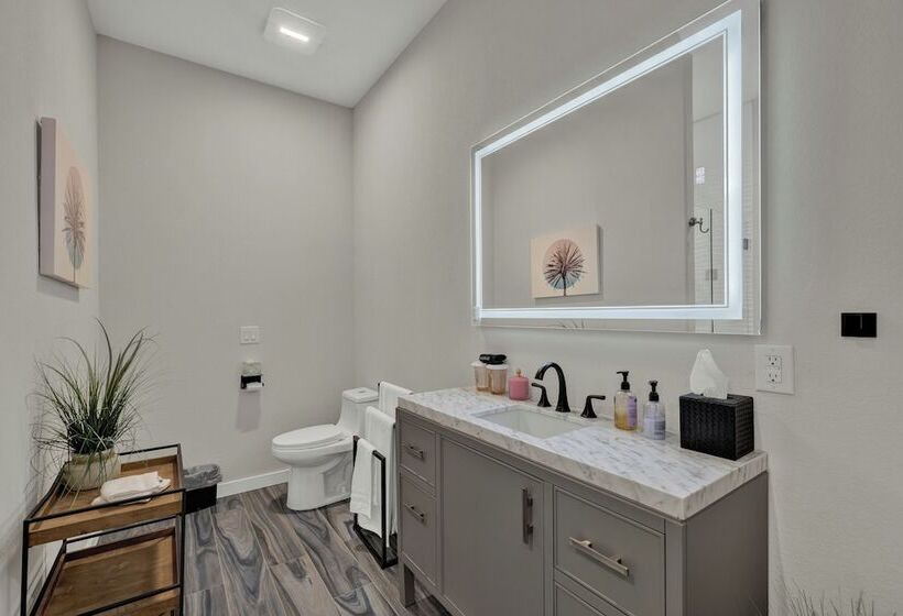 The Bentley Hotel   Clint Eastwood Room   Hill Country View