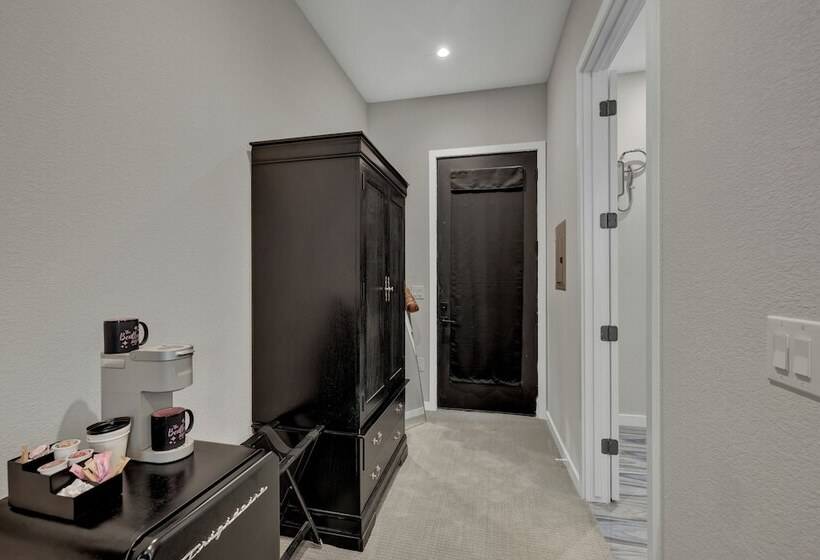 The Bentley Hotel   Clint Eastwood Room   Hill Country View