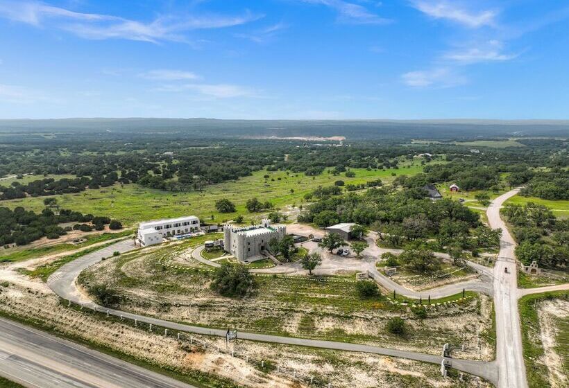 The Bentley Hotel   Clint Eastwood Room   Hill Country View