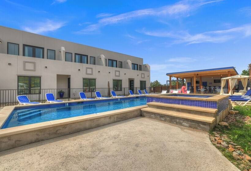 The Bentley Hotel   Clint Eastwood Room   Hill Country View