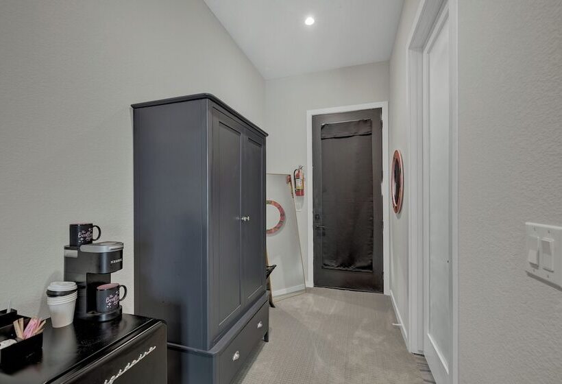 The Bentley Hotel   Andy Worhol Room   Hill Country View