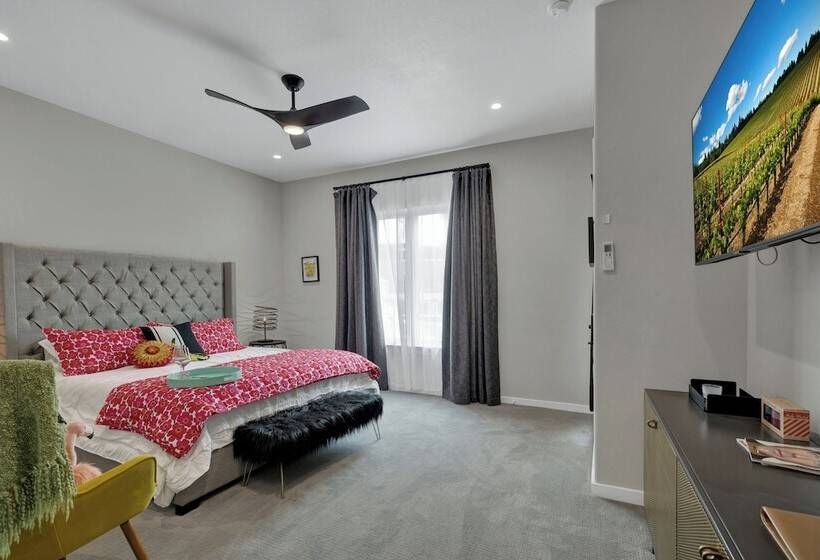 The Bentley Hotel   Andy Worhol Room   Hill Country View