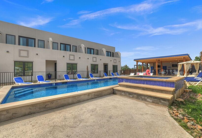 The Bentley Hotel   Andy Worhol Room   Hill Country View