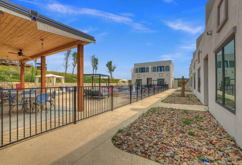 The Bentley Hotel   Andy Worhol Room   Hill Country View