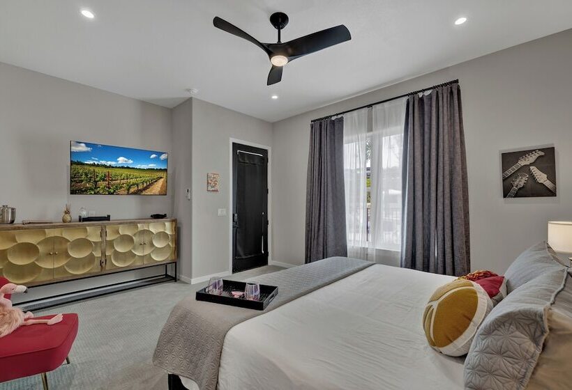 The Bentley Hotel   Beatles Room   Hill Country View