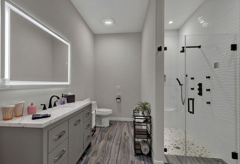 The Bentley Hotel   Beatles Room   Hill Country View