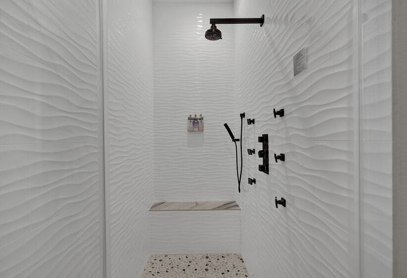 The Bentley Hotel   Beatles Room   Hill Country View