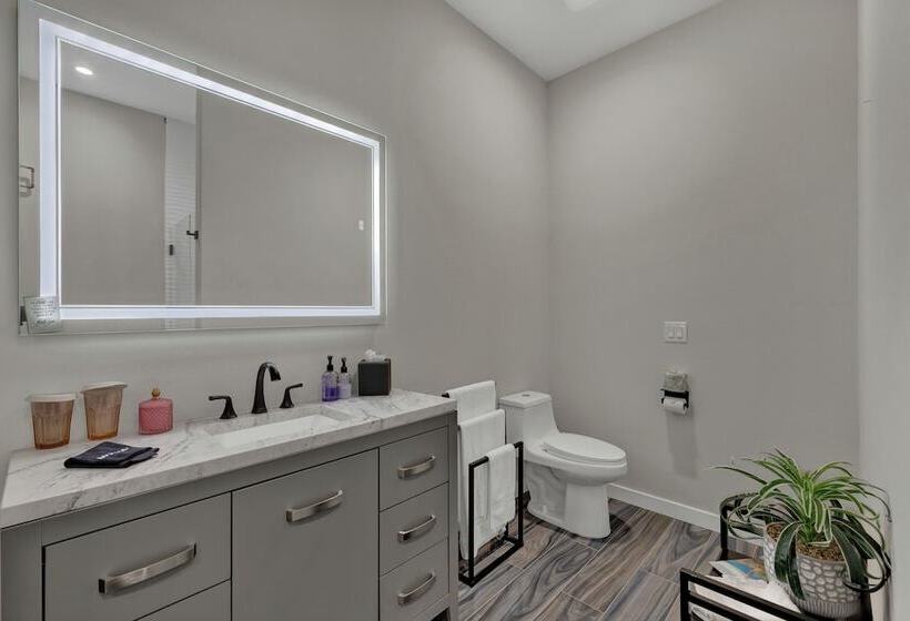 The Bentley Hotel   Beatles Room   Hill Country View