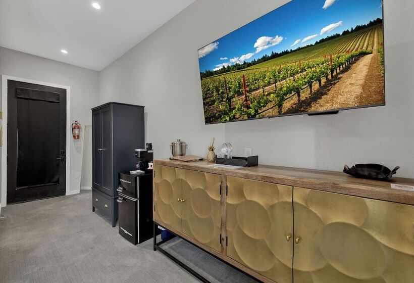 The Bentley Hotel   Beatles Room   Hill Country View