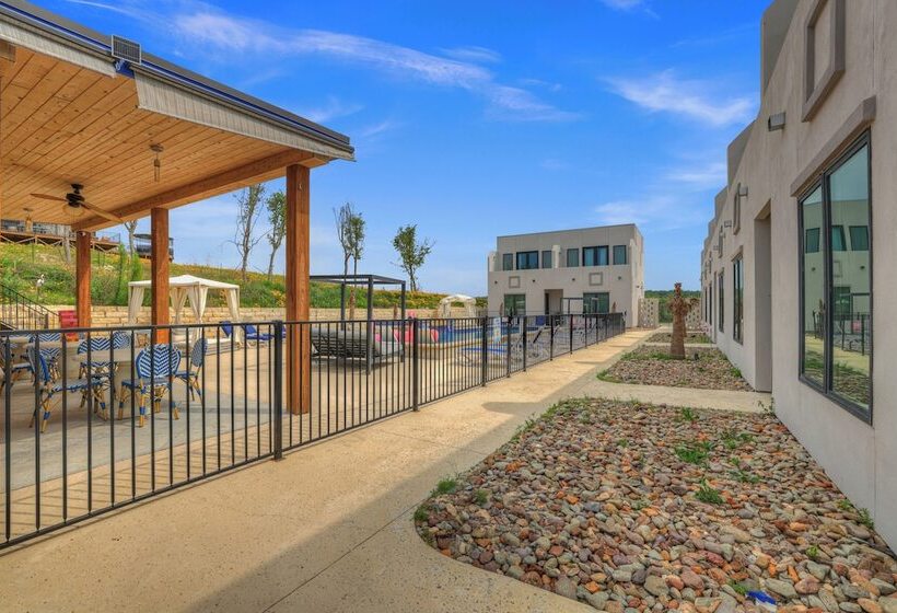 The Bentley Hotel   Beatles Room   Hill Country View