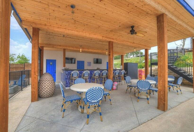 The Bentley Hotel   Beatles Room   Hill Country View