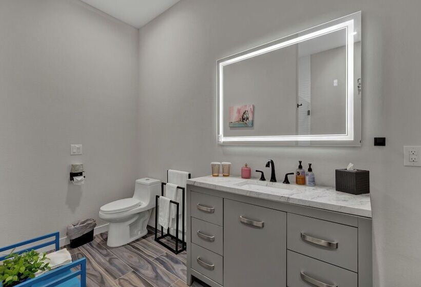 The Bentley Hotel   Sinatra Room   Hill Country View