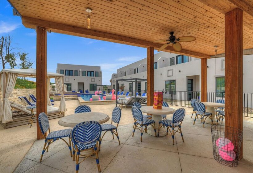 The Bentley Hotel   Sinatra Room   Hill Country View